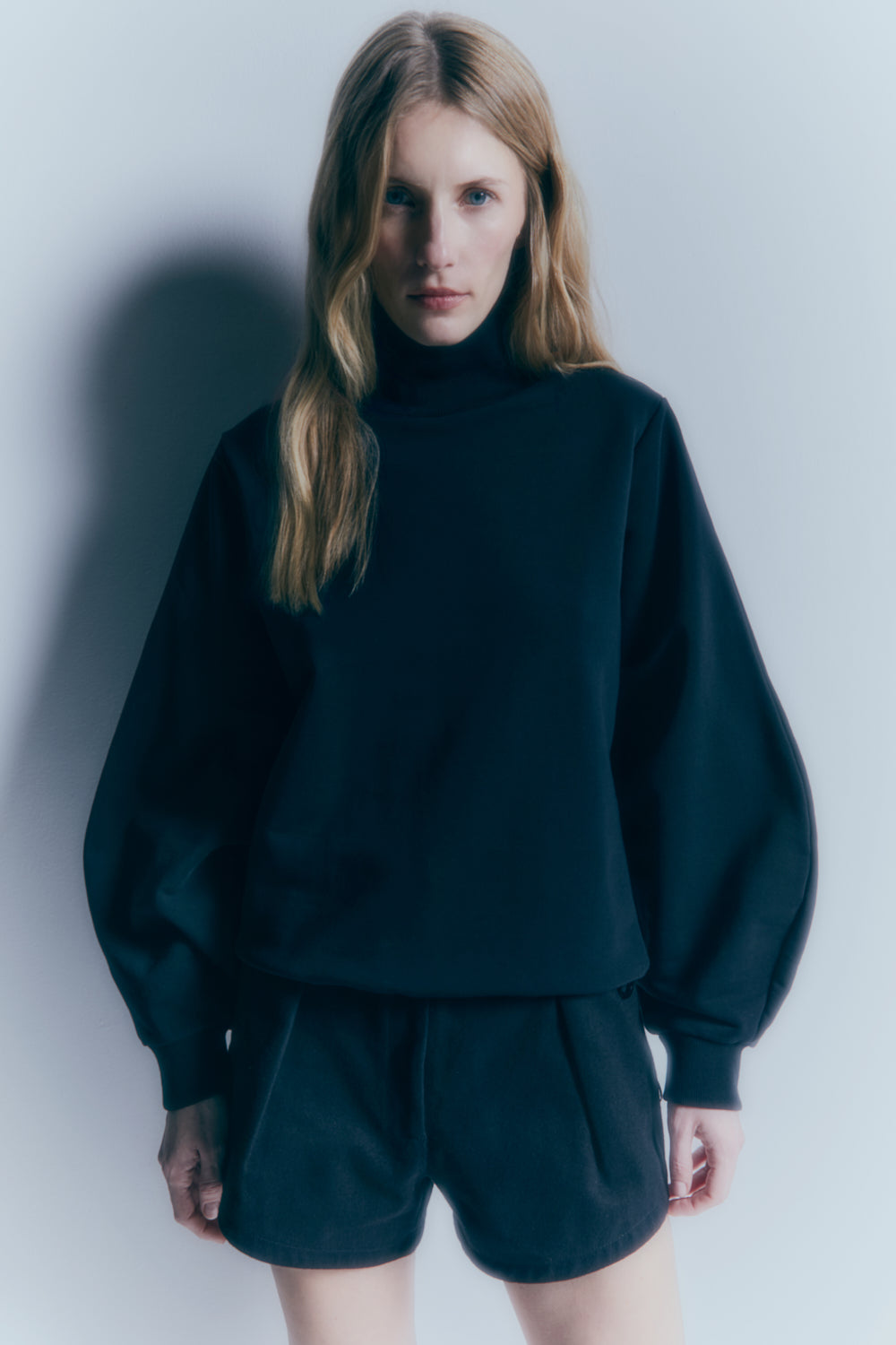 Venus Noir bawełniana bluza z ozdobnymi rękawami