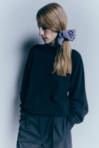 Blue Velvet scrunchie z jedwabnego weluru z ręcznie przyszytym logo