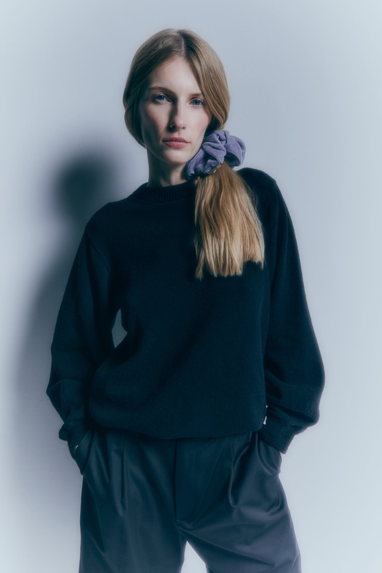 Blue Velvet scrunchie z jedwabnego weluru z ręcznie przyszytym logo