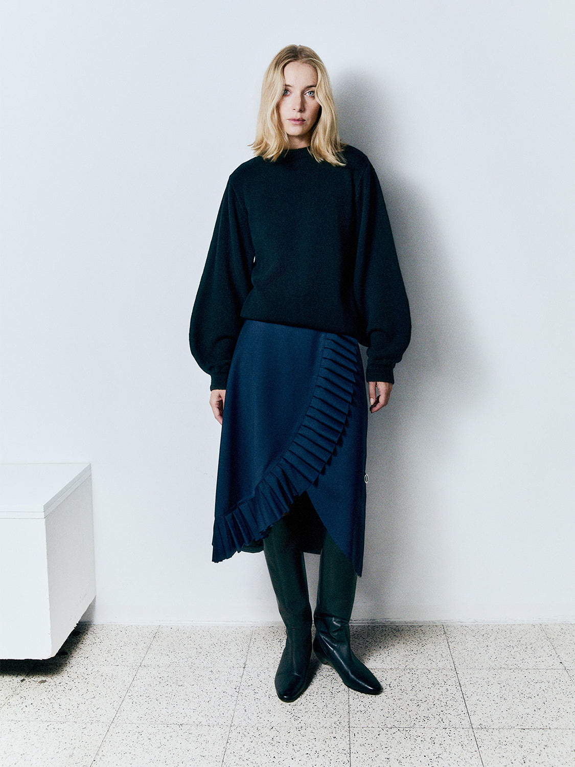 Adorata Navy Blue spódnica z wełny Merino z ozdobnymi plisami