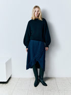 Adorata Navy Blue spódnica z wełny Merino z ozdobnymi plisami