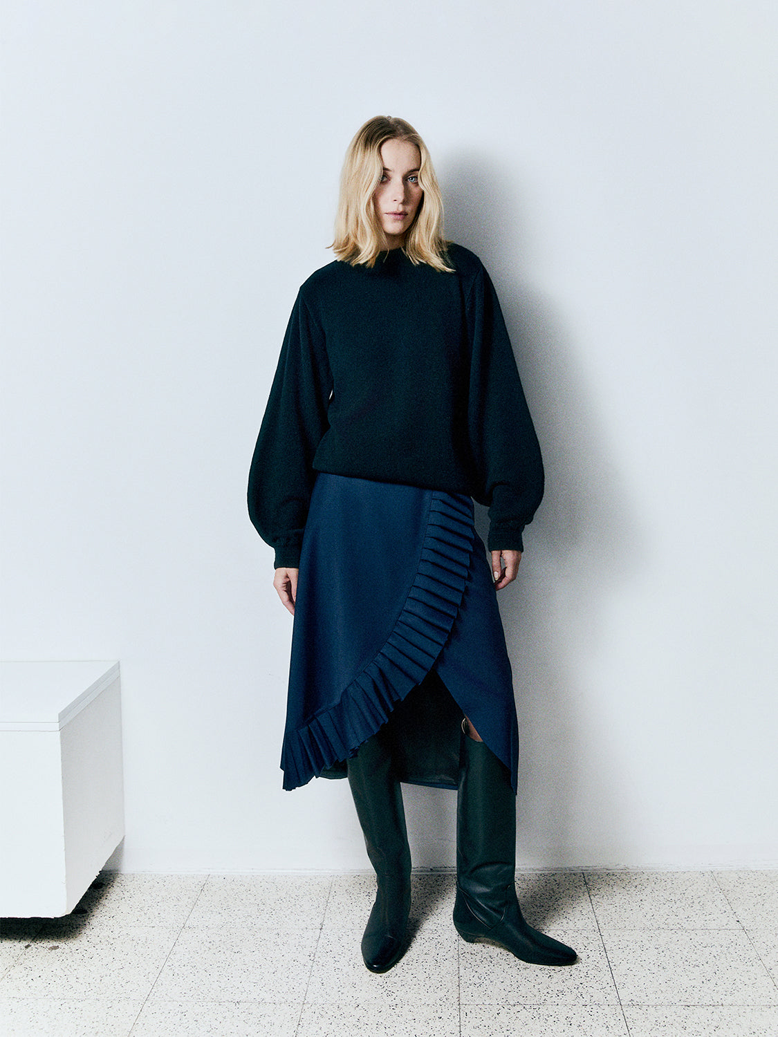 Adorata Navy Blue spódnica z wełny Merino z ozdobnymi plisami