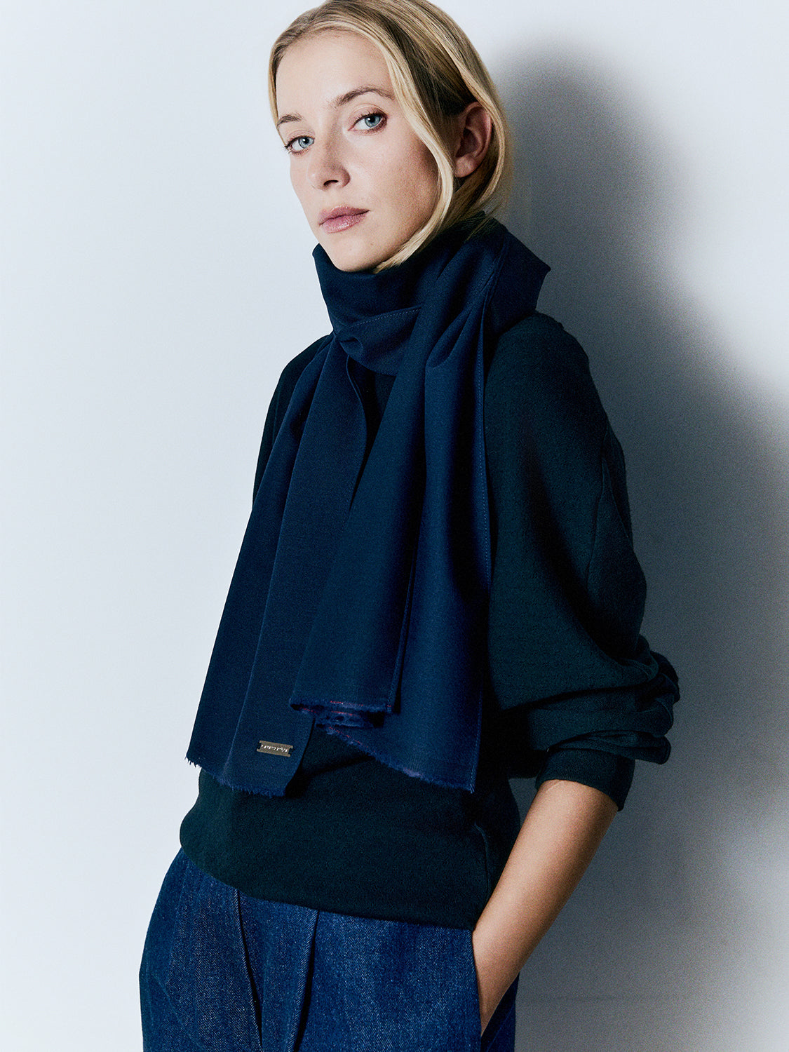 Michelangelo Navy Blue elegancki szalik z ciepłej wełny Merino