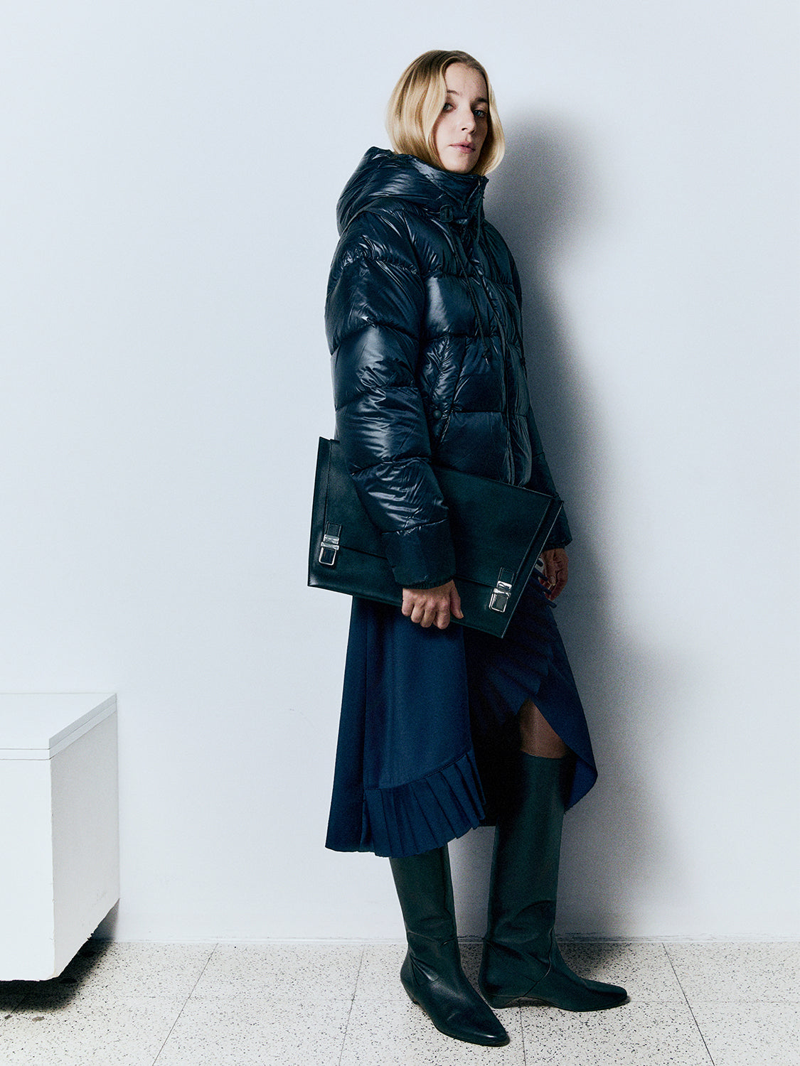 Adorata Navy Blue spódnica z wełny Merino z ozdobnymi plisami