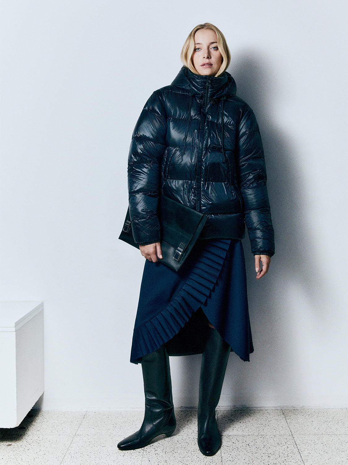 Adorata Navy Blue spódnica z wełny Merino z ozdobnymi plisami