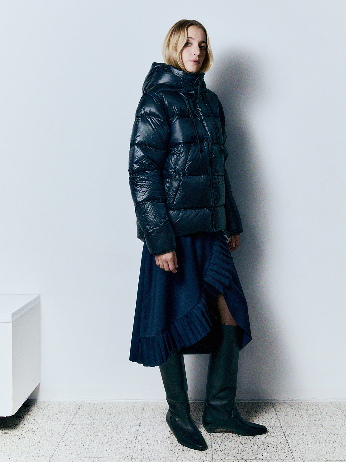 Adorata Navy Blue spódnica z wełny Merino z ozdobnymi plisami
