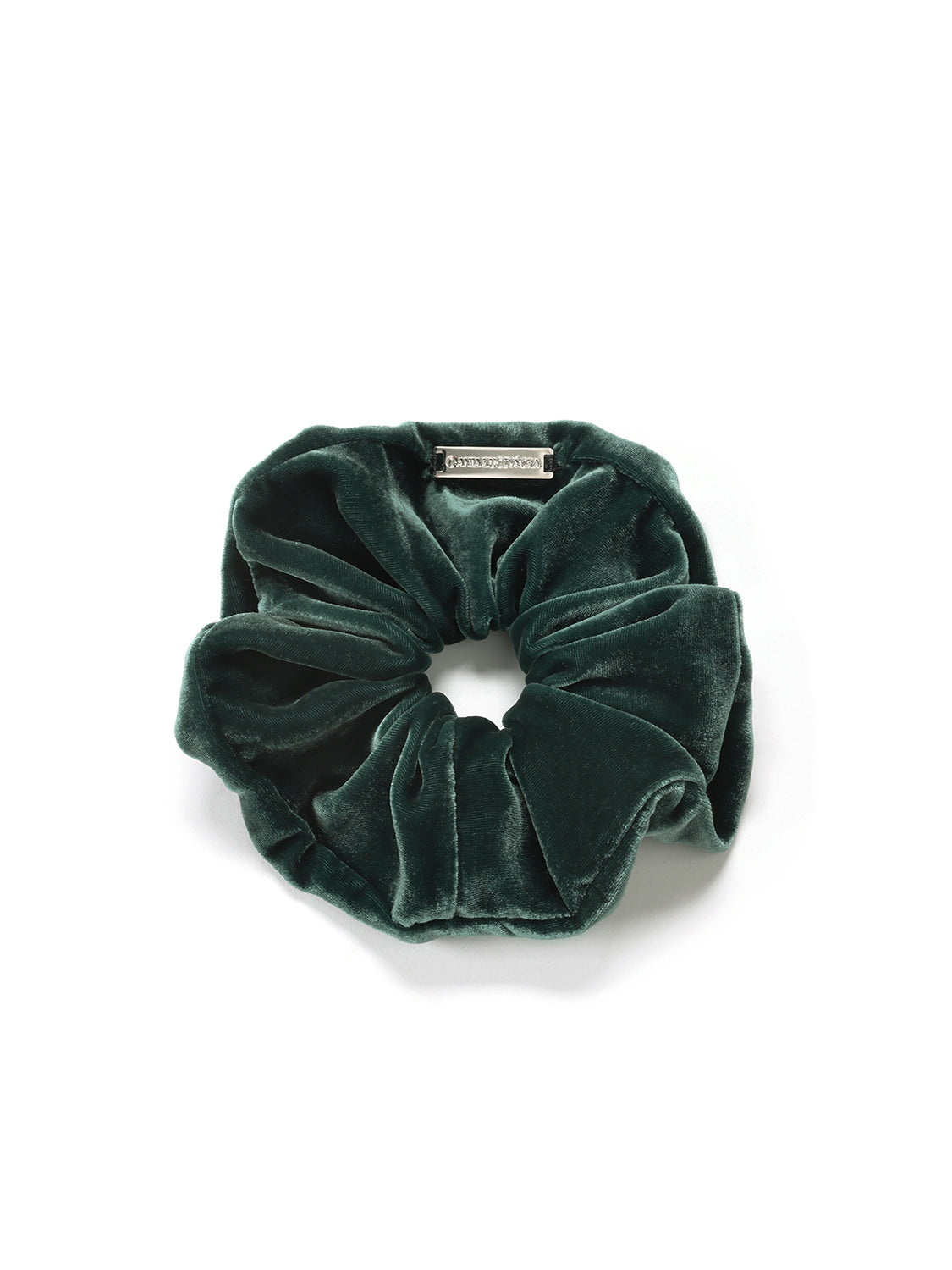 Smeraldo scrunchie z jedwabnego weluru z ręcznie przyszytym logo