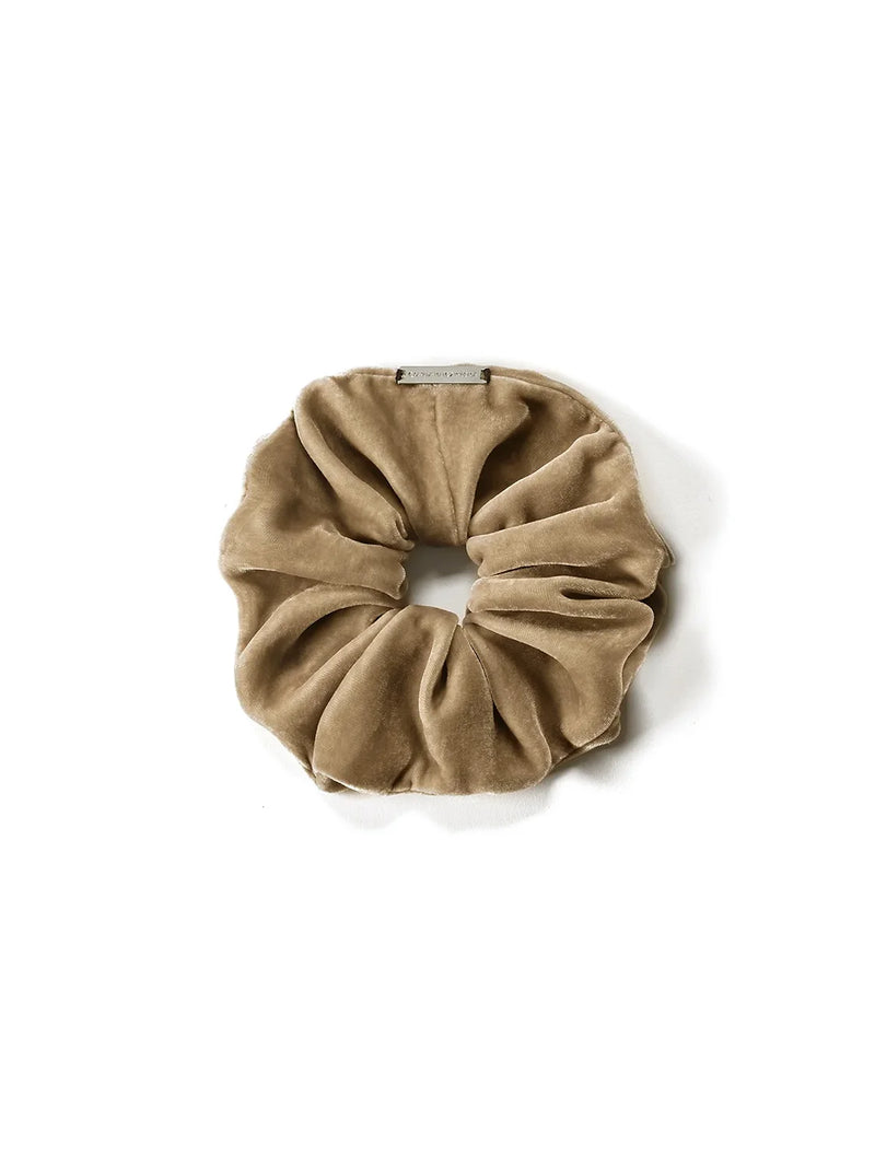 Sabbia Dorata scrunchie z jedwabnego weluru z ręcznie przyszytym logo
