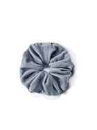 Blue Velvet scrunchie z jedwabnego weluru z ręcznie przyszytym logo